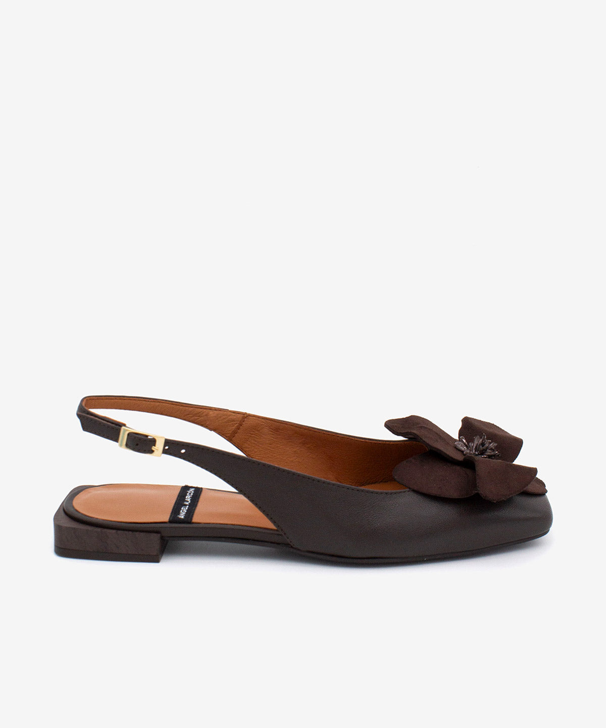 Slipper de mujer con tacón plano, de punta cuadrada con flor de adorno de Piel grano suave, ROSINA - Ángel Alarcón - Marrón oscuro Marrón oscuro-1