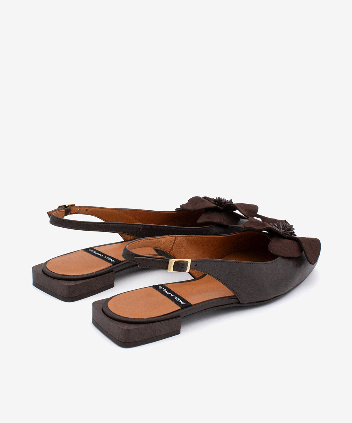 Slipper de mujer con tacón plano, de punta cuadrada con flor de adorno de Piel grano suave, ROSINA - Ángel Alarcón - Marrón oscuro Marrón oscuro-3