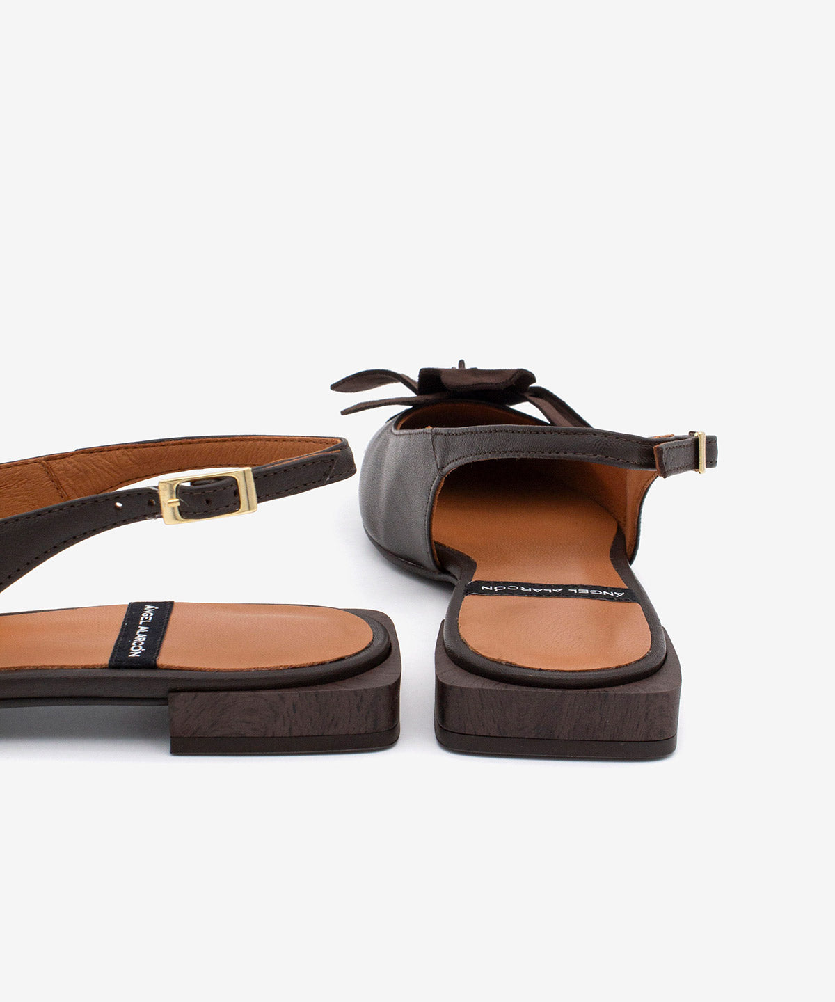 Slipper de mujer con tacón plano, de punta cuadrada con flor de adorno de Piel grano suave, ROSINA - Ángel Alarcón - Marrón oscuro Marrón oscuro-7