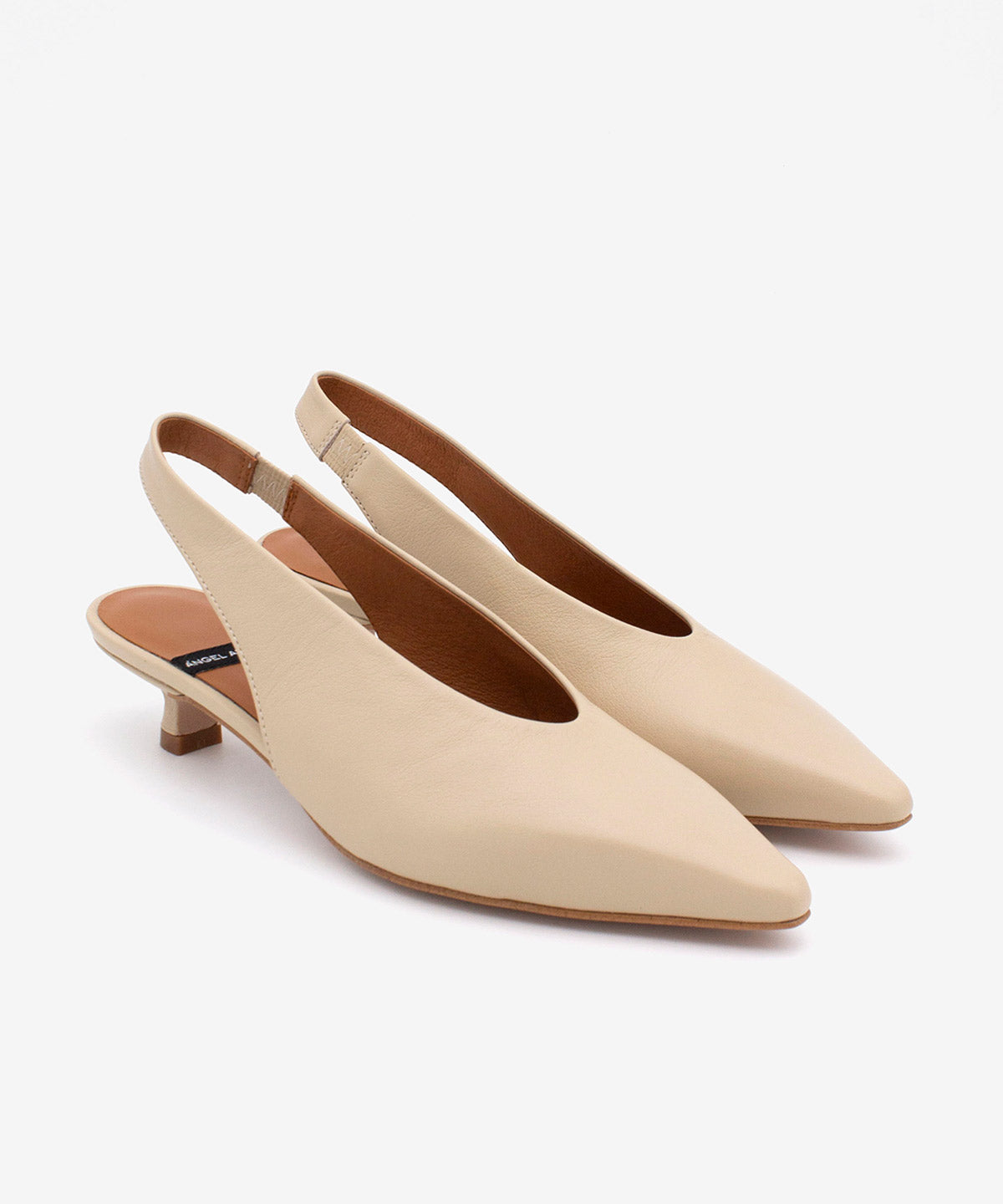 Zapato de salón de mujer destalonado de tacón bajo con escote alto de piel grano suave, SONIA - Ángel Alarcón - Beige Beige-4