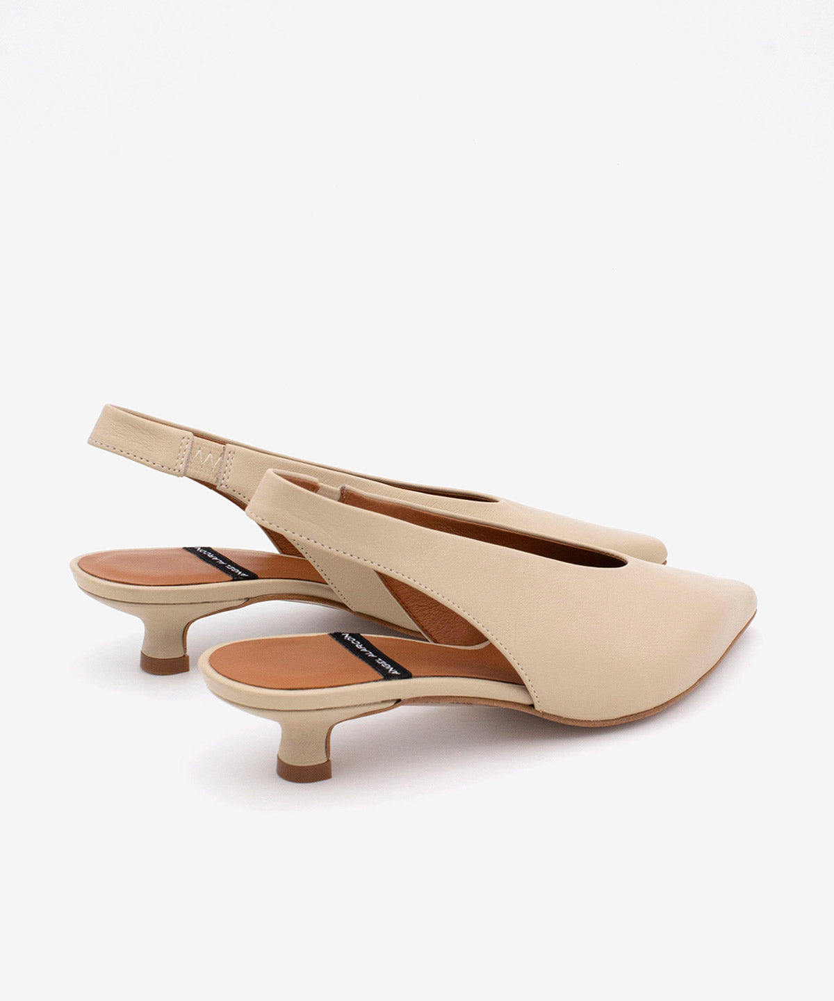 Zapato de salón de mujer destalonado de tacón bajo con escote alto de piel grano suave, SONIA - Ángel Alarcón - Beige Beige-3