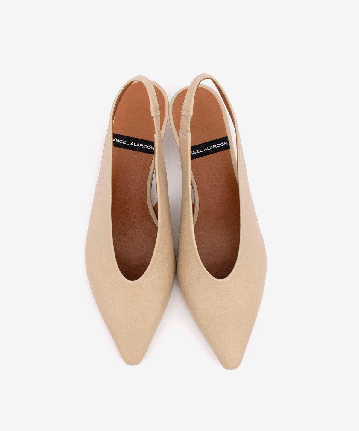 Zapato de salón de mujer destalonado de tacón bajo con escote alto de piel grano suave, SONIA - Ángel Alarcón - Beige Beige-5