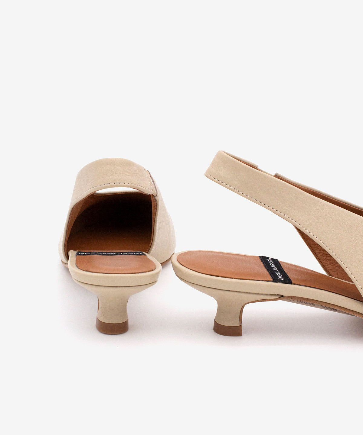 Zapato de salón de mujer destalonado de tacón bajo con escote alto de piel grano suave, SONIA - Ángel Alarcón - Beige Beige-6