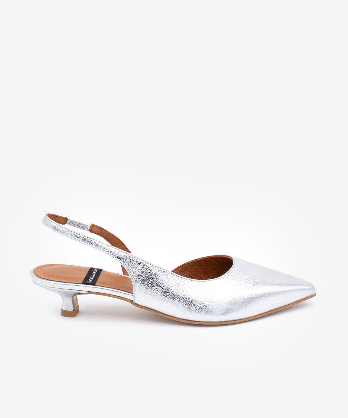 Ángel Alarcón - Zapato de salón destalonado con punta fina y tacón bajo de piel metalizada text, FABIANA.