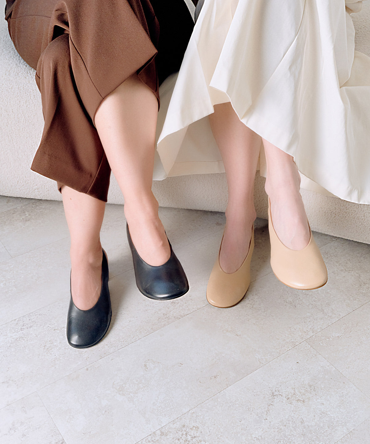 Zapato de salón de mujer con puntera redonda y talón descubierto de Piel grano suave, BEIRA - Ángel Alarcón - Negro Negro-3