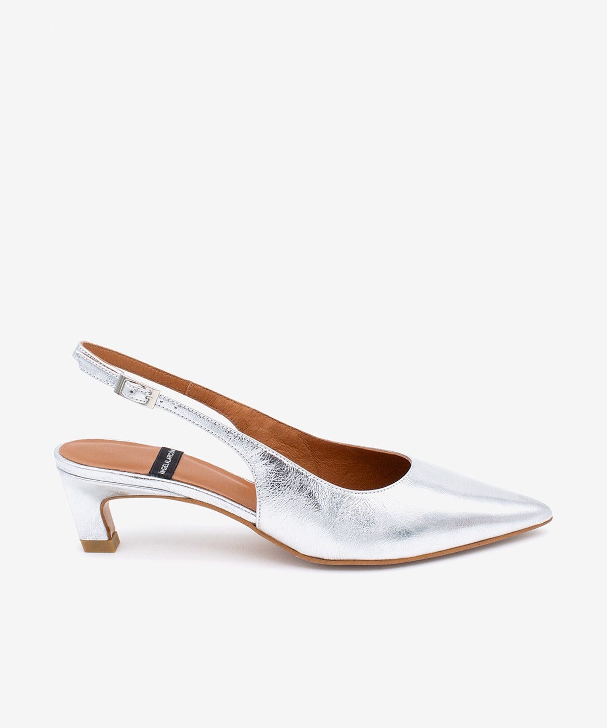 Zapato de salón de mujer con tacón bajo, punta fina y talón descubierto de piel metalizada text, suzanne - Ángel Alarcón - Platino Plata-1