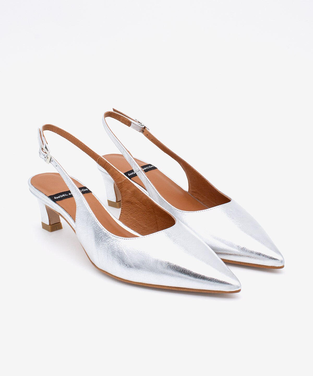 Zapato de salón de mujer con tacón bajo, punta fina y talón descubierto de piel metalizada text, suzanne - Ángel Alarcón - Platino Plata-3
