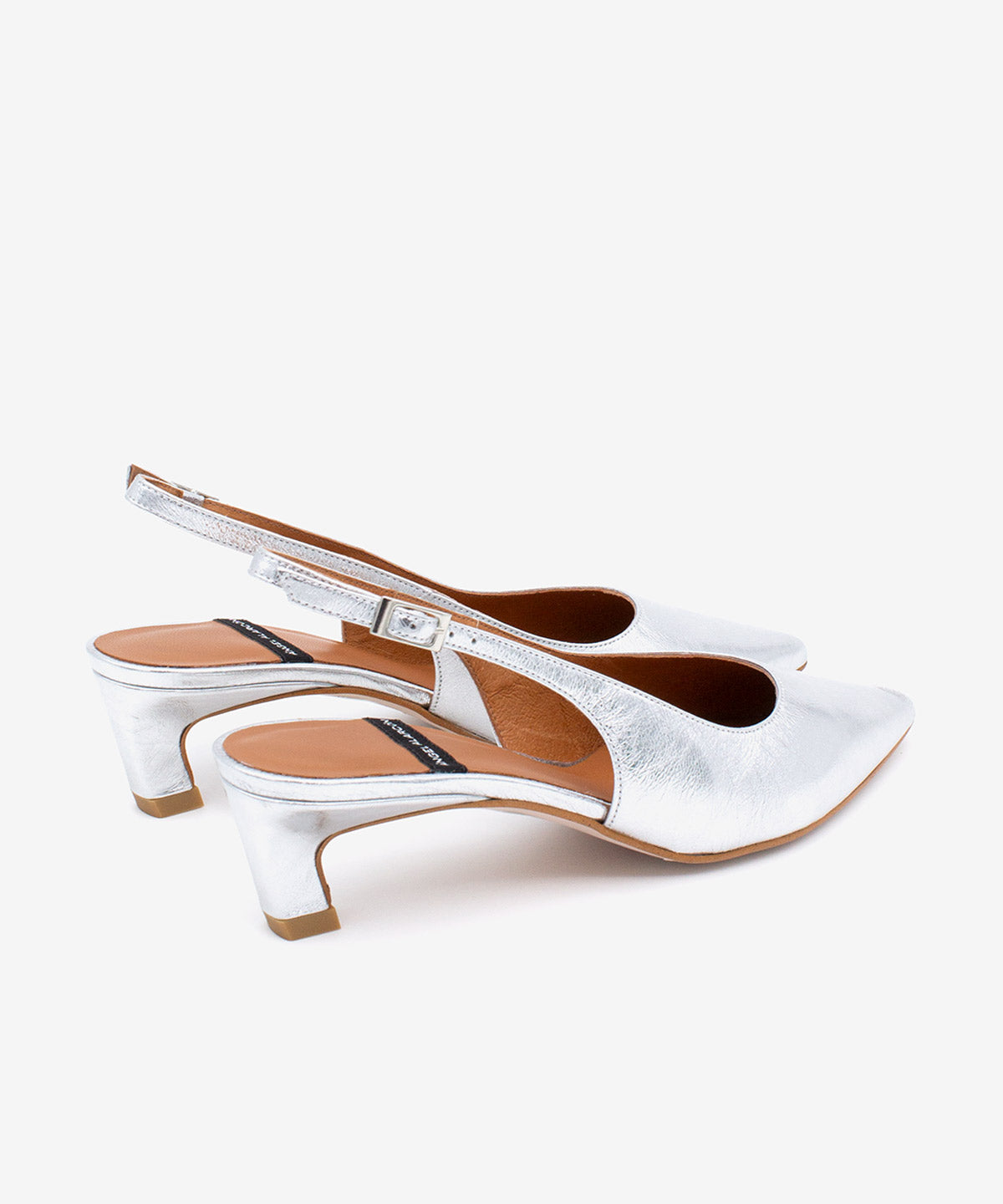 Zapato de salón de mujer con tacón bajo, punta fina y talón descubierto de piel metalizada text, suzanne - Ángel Alarcón - Platino Plata-2