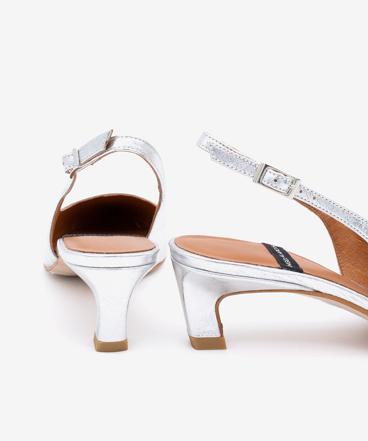Zapato de salón de mujer con tacón bajo, punta fina y talón descubierto de piel metalizada text, suzanne - Ángel Alarcón - Platino Plata-5