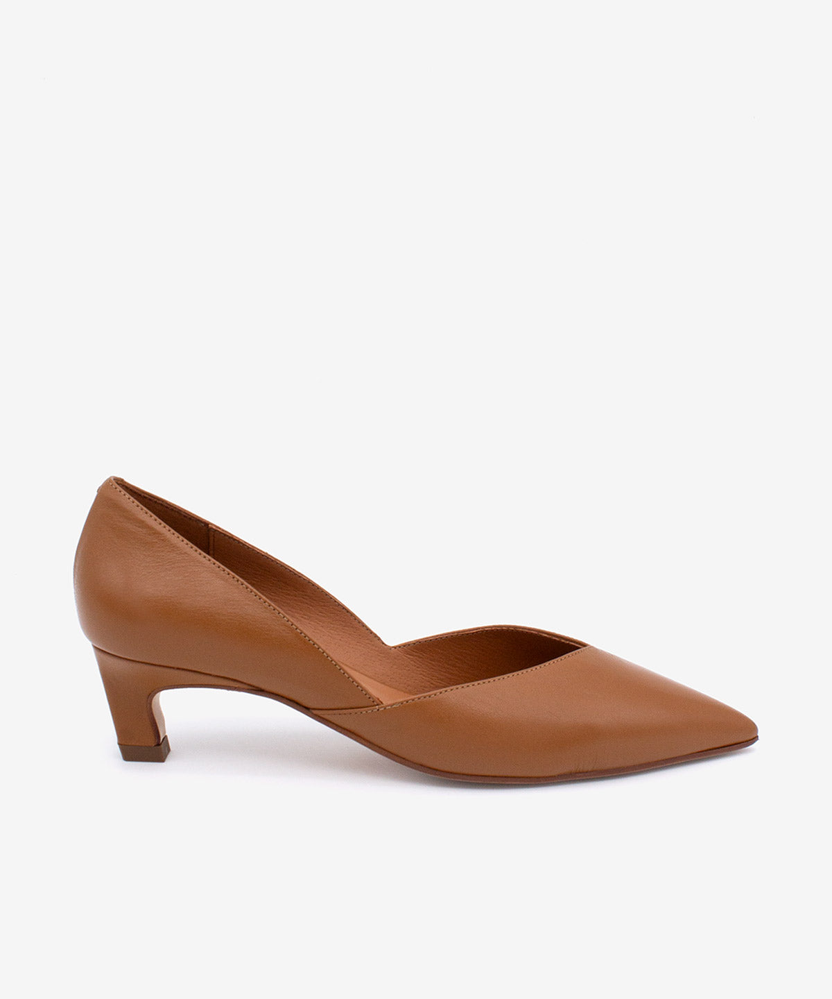 Zapato de salón de mujer tipo d'orsay con tacón bajo de piel