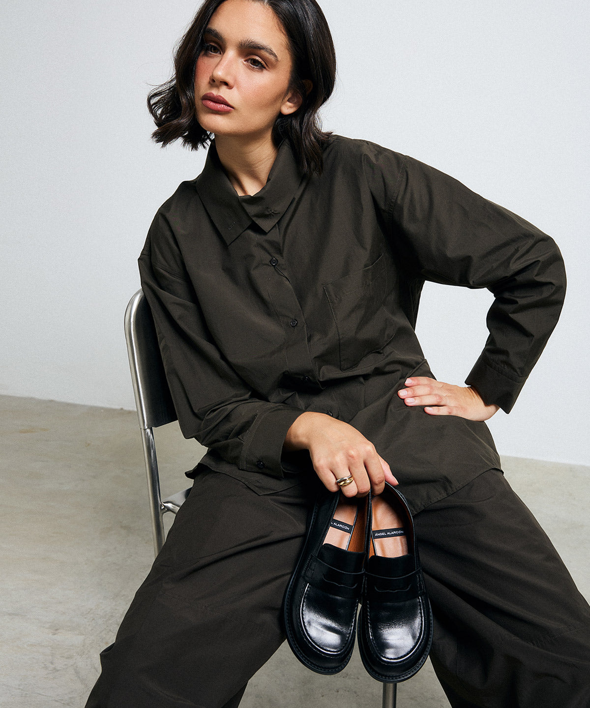 Mocasines planos de mujer de puntera redonda con tacon bajo de piel lisa semibrillo, louisa - Ángel Alarcón - Negro Negro-2