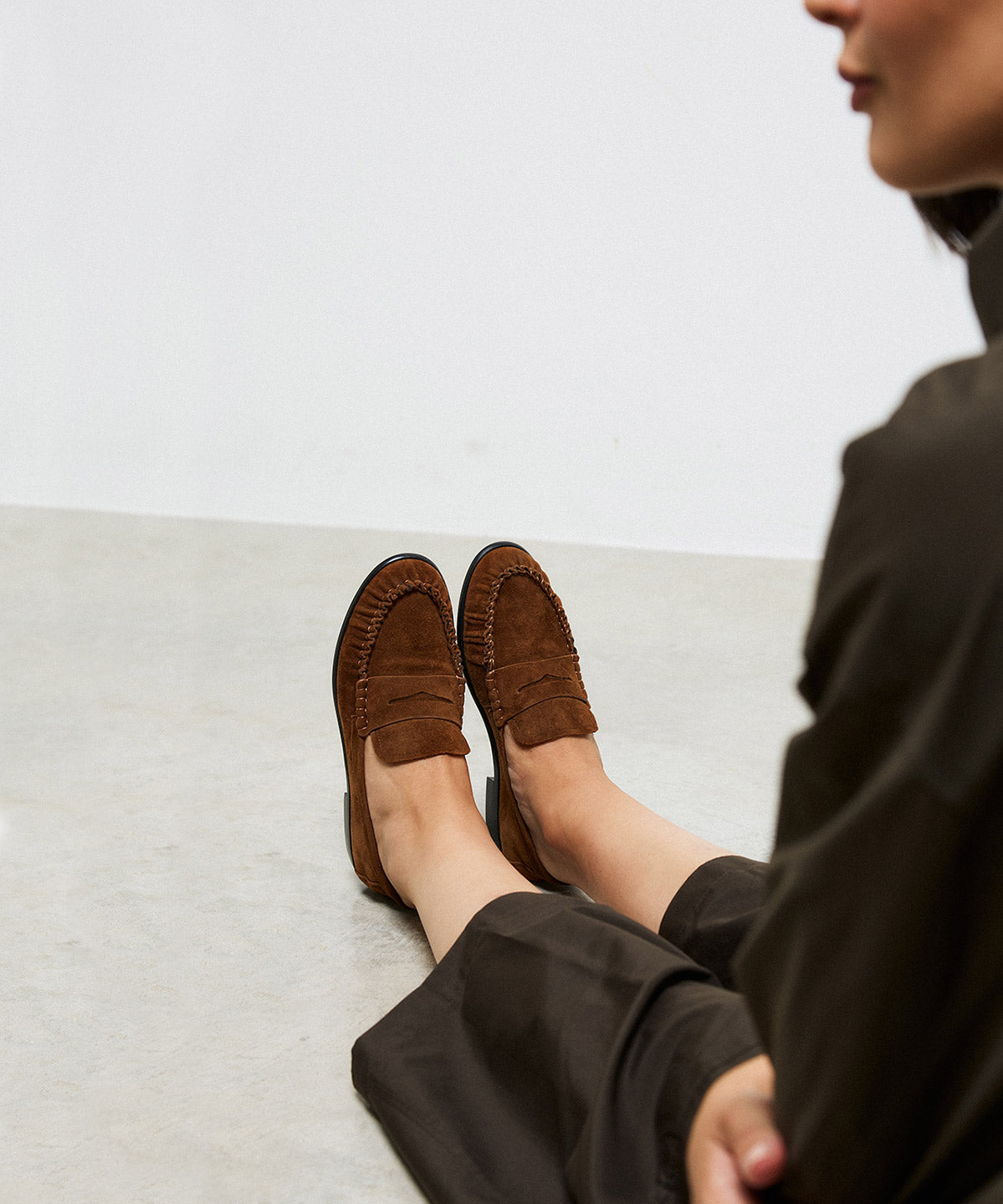 Mocasines planos de mujer de puntera redonda con suela rubber de ante, daphne - Ángel Alarcón - Camel Camel-2