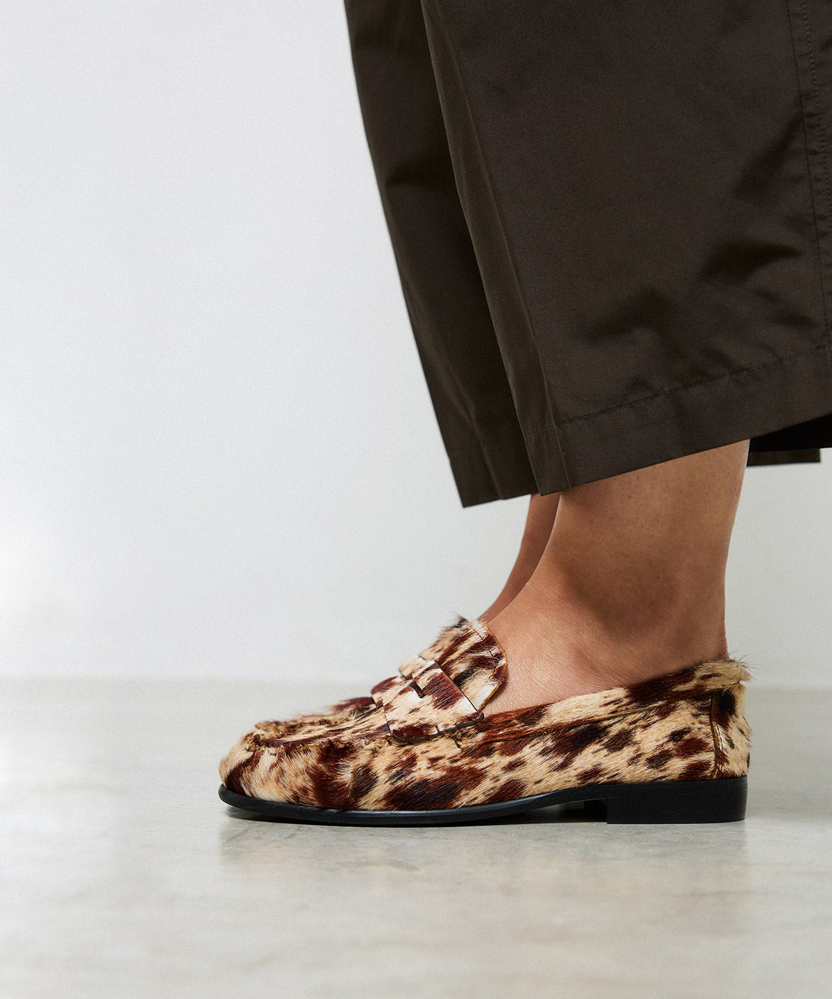 Mocasines planos de mujer de puntera redonda con suela rubber de pelo print, daphne - Ángel Alarcón - Marrón oscuro Marrón oscuro-2
