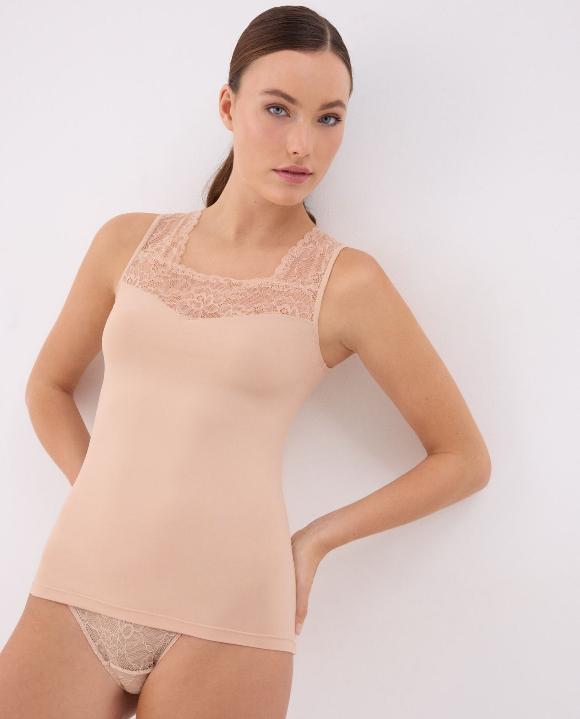 Camiseta tirantes anchos escote lencero - Ysabel Mora - Nude Nude-1