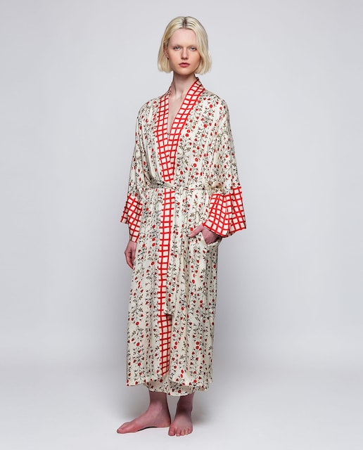 Imagen 0 de Kimono de mujer estampado floral con apliques