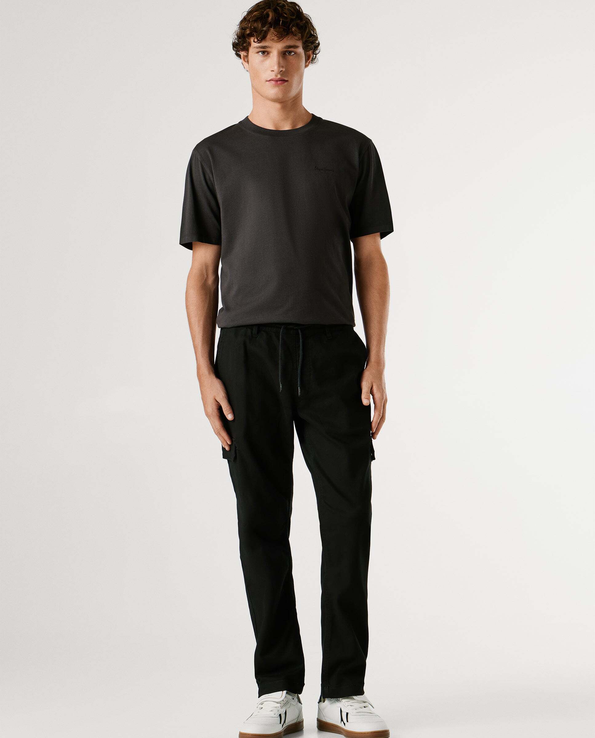 Imagen 0 de Pantalón de hombre cargo fit slim Negro mate