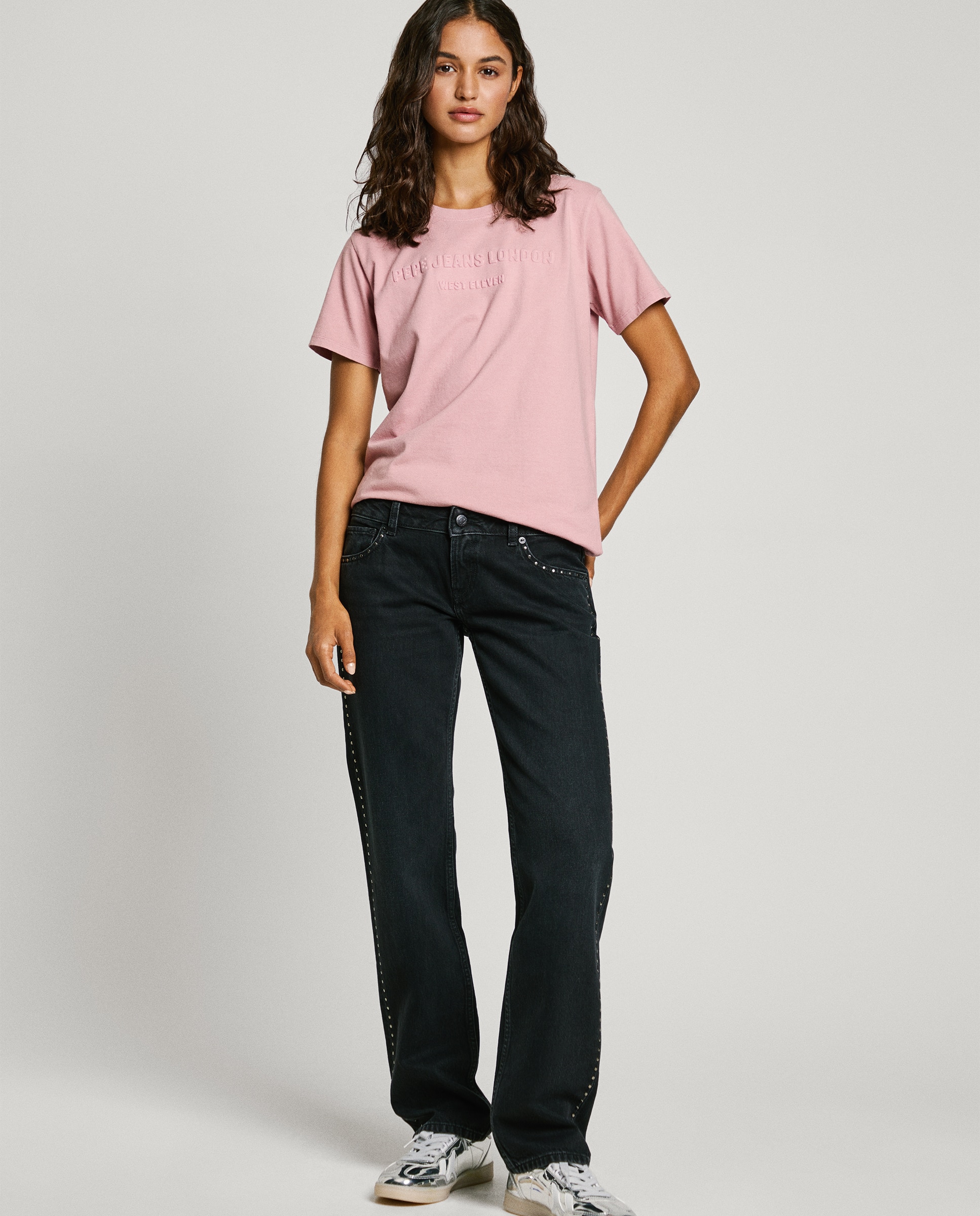 Vaquero recto de mujer tiro bajo con tachuelas metálicas