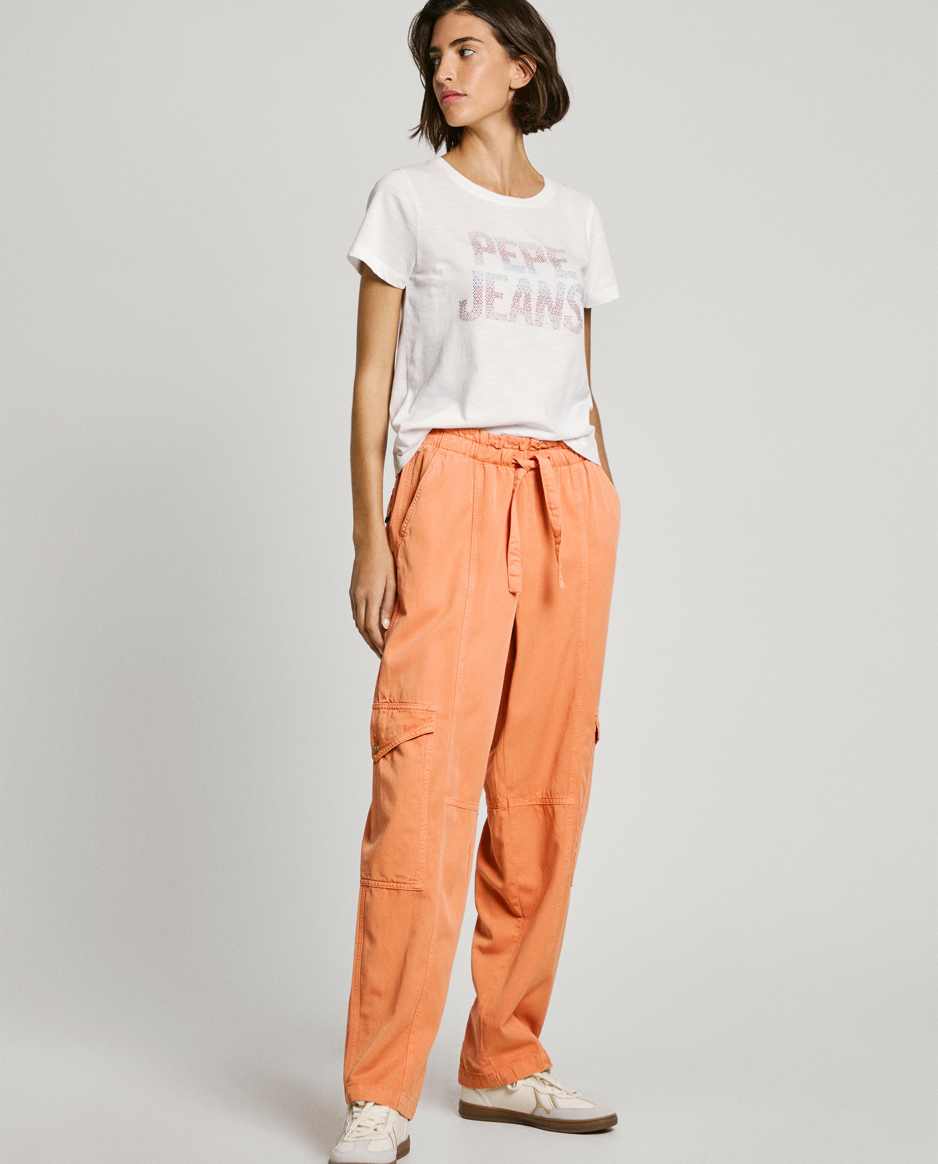 Pantalón recto de mujer con bolsillos cargo y cintura paper bag