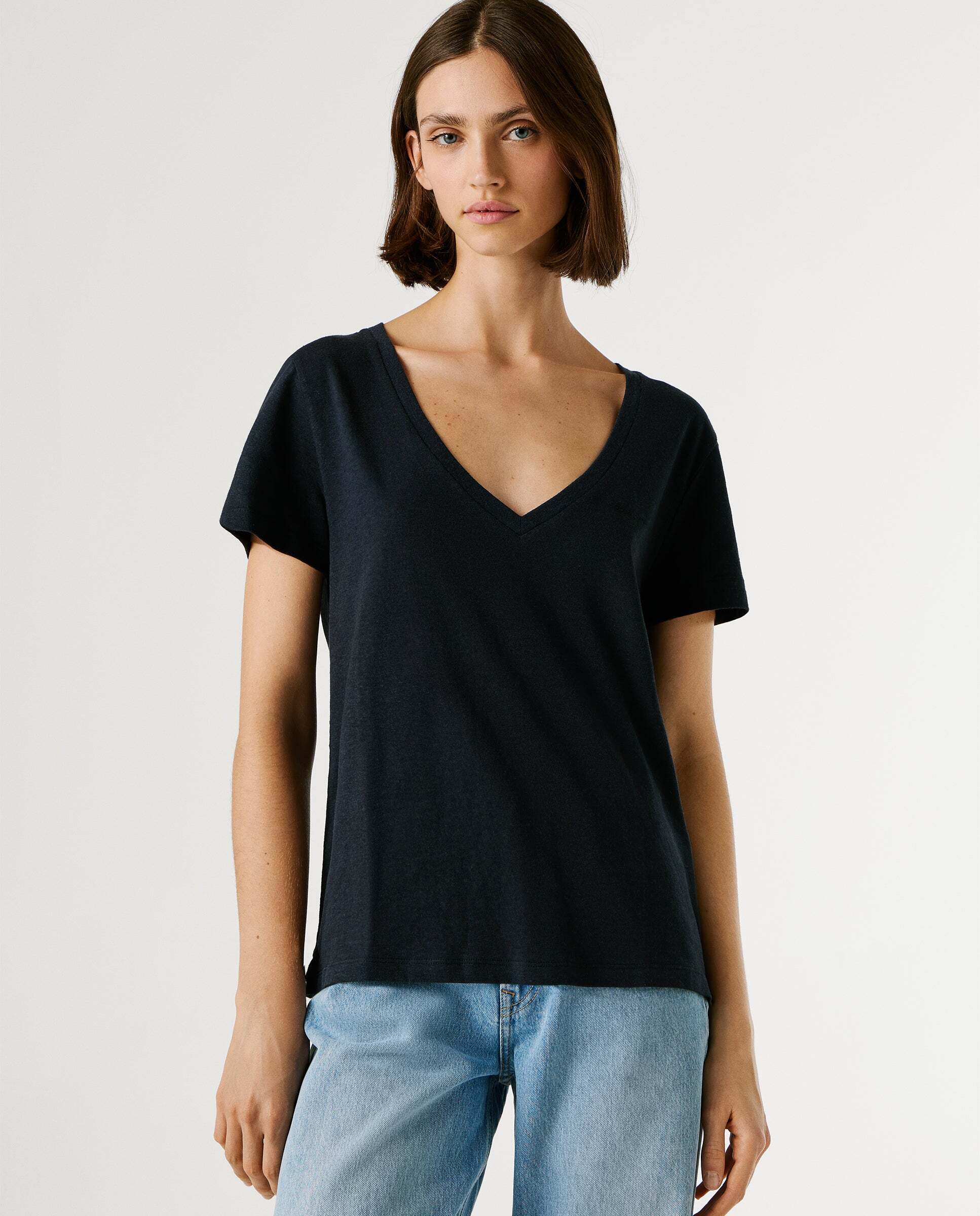 Imagen 0 de Camiseta de lino cuello pico Negro
