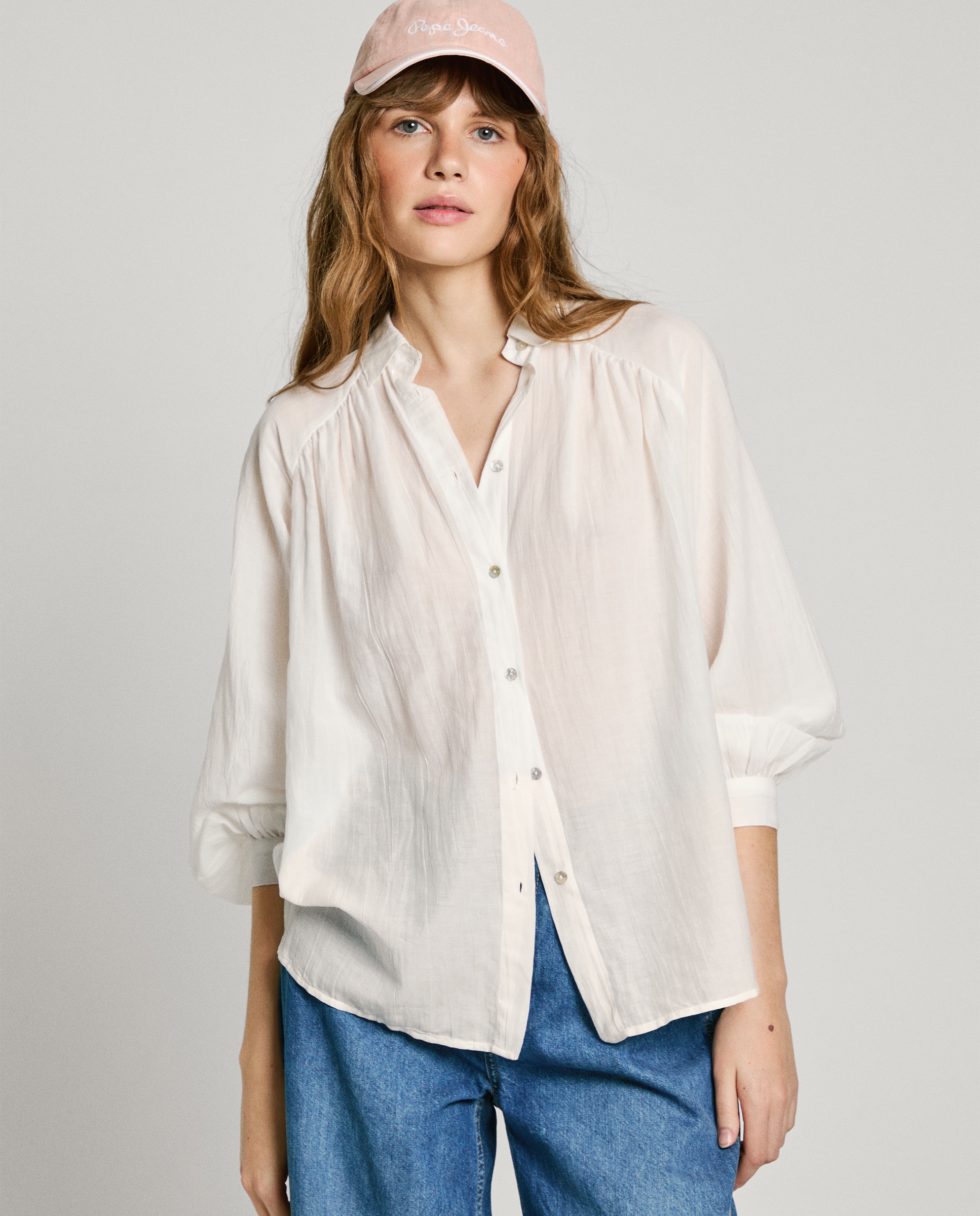 Camisa de mujer en tejido fluido con mangas abullonadas