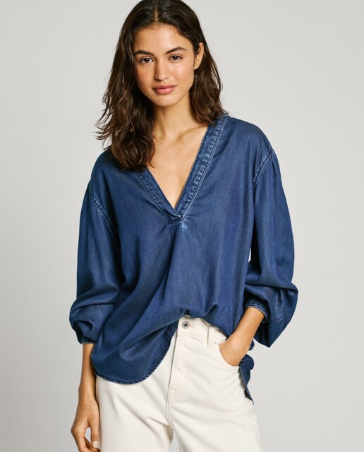 Imagen 0 de Blusa de mujer en tejido denim con cuello pico