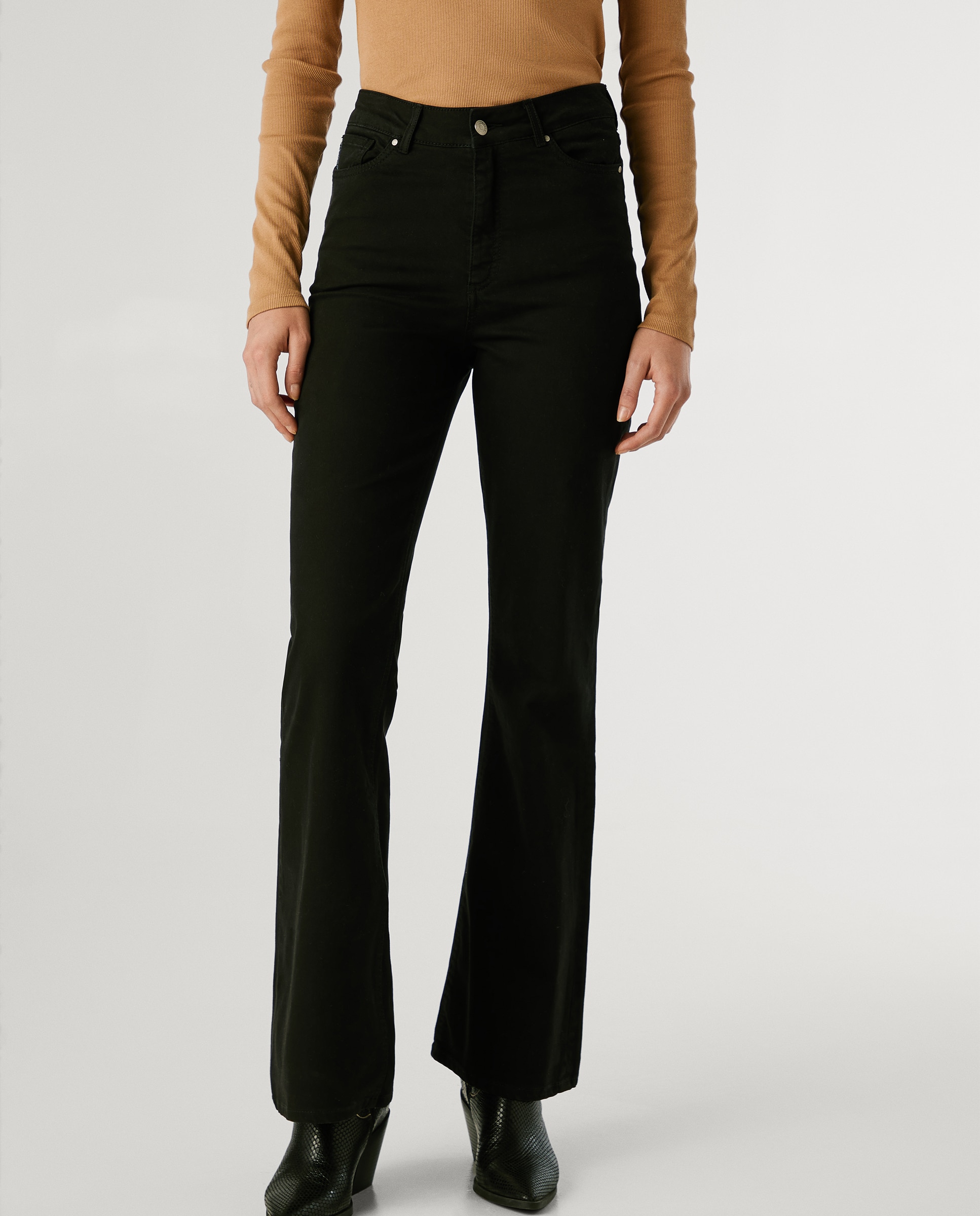 Pepe Jeans - Pantalón campana de mujer en tejido elástico.