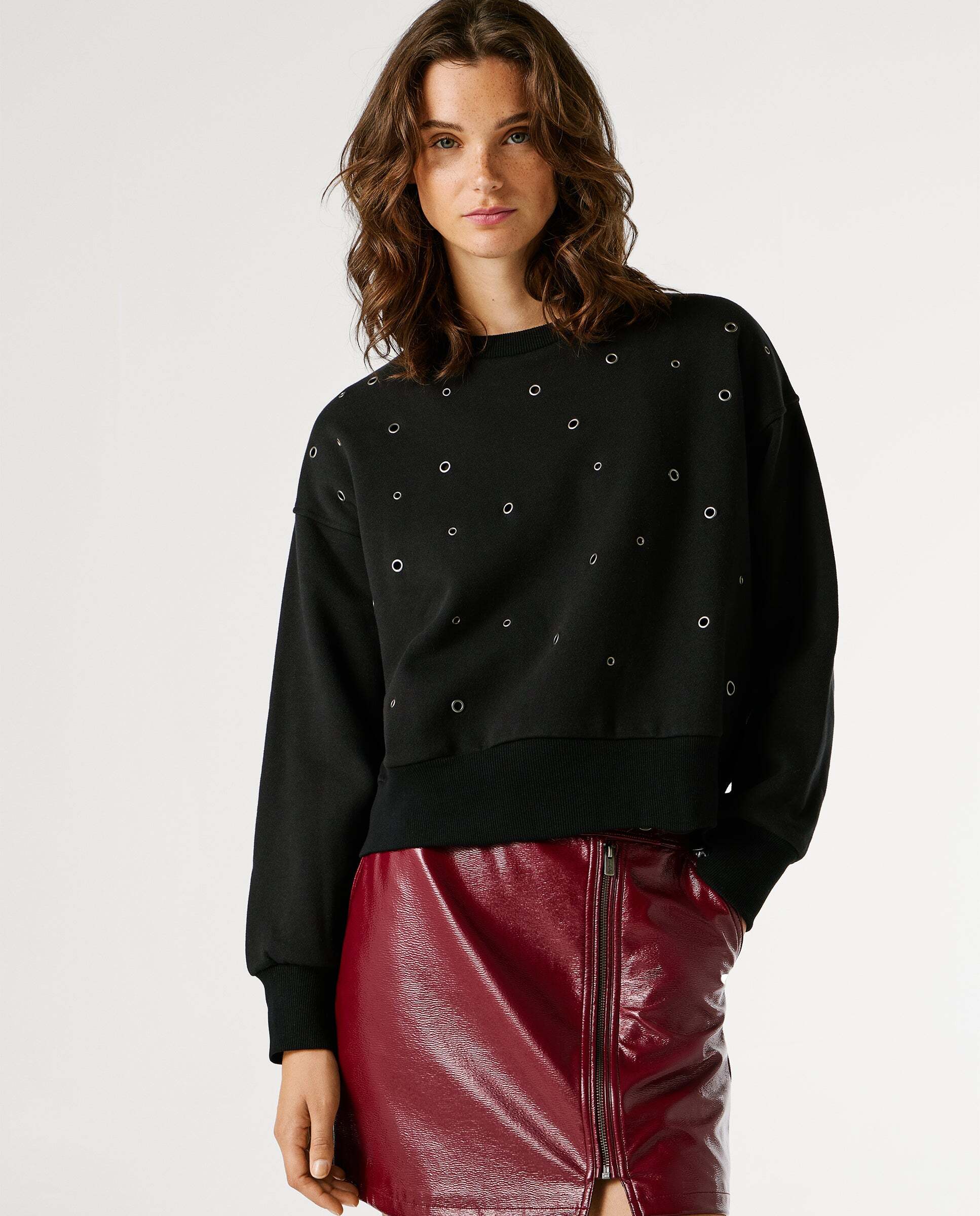Pepe Jeans - Sudadera de mujer cuello redondo con tachuelas.