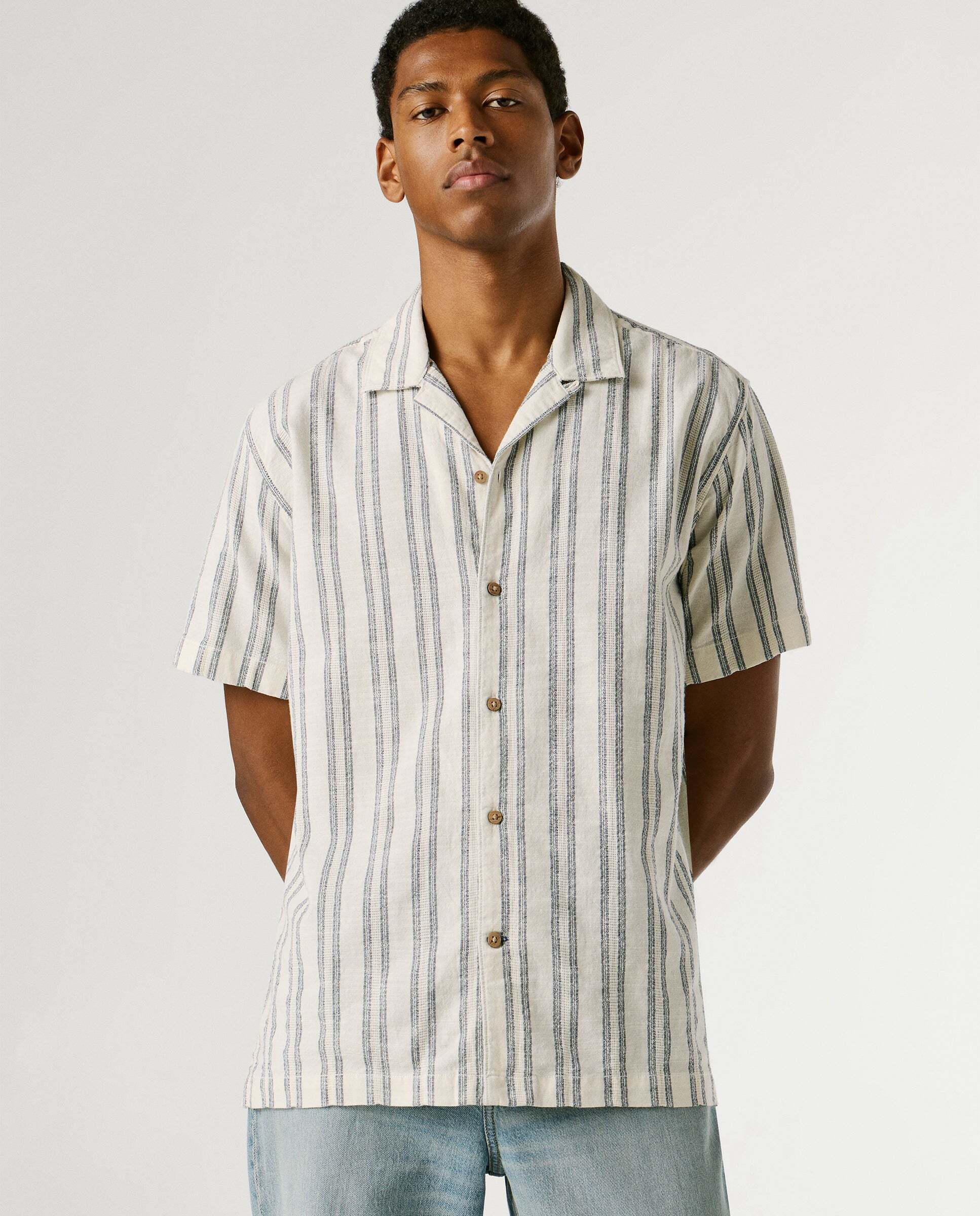 Pepe Jeans - Camisa de hombre rayas con cuello cubano.