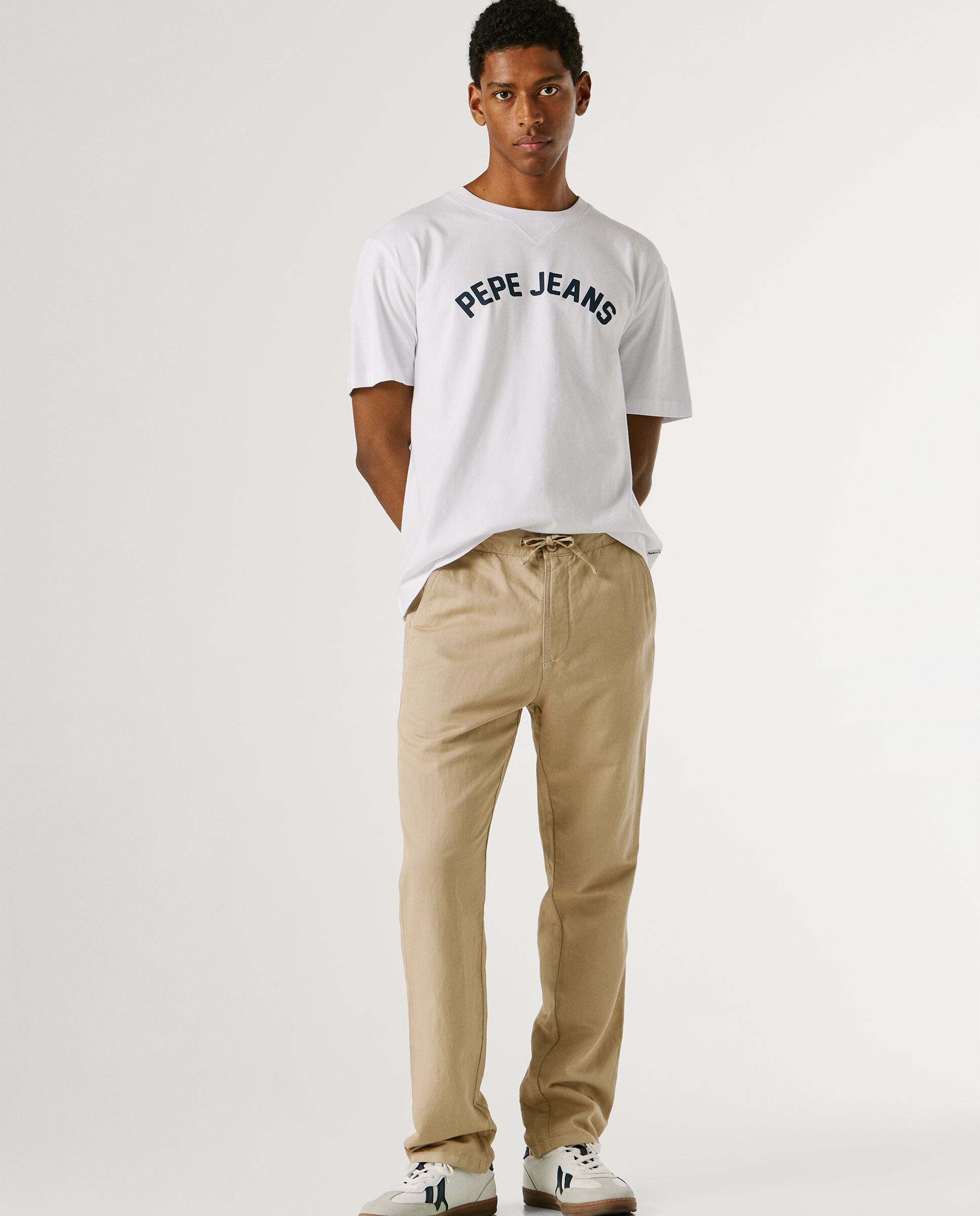 Pepe Jeans - Pantalón chino de hombre con cordón ajustable.