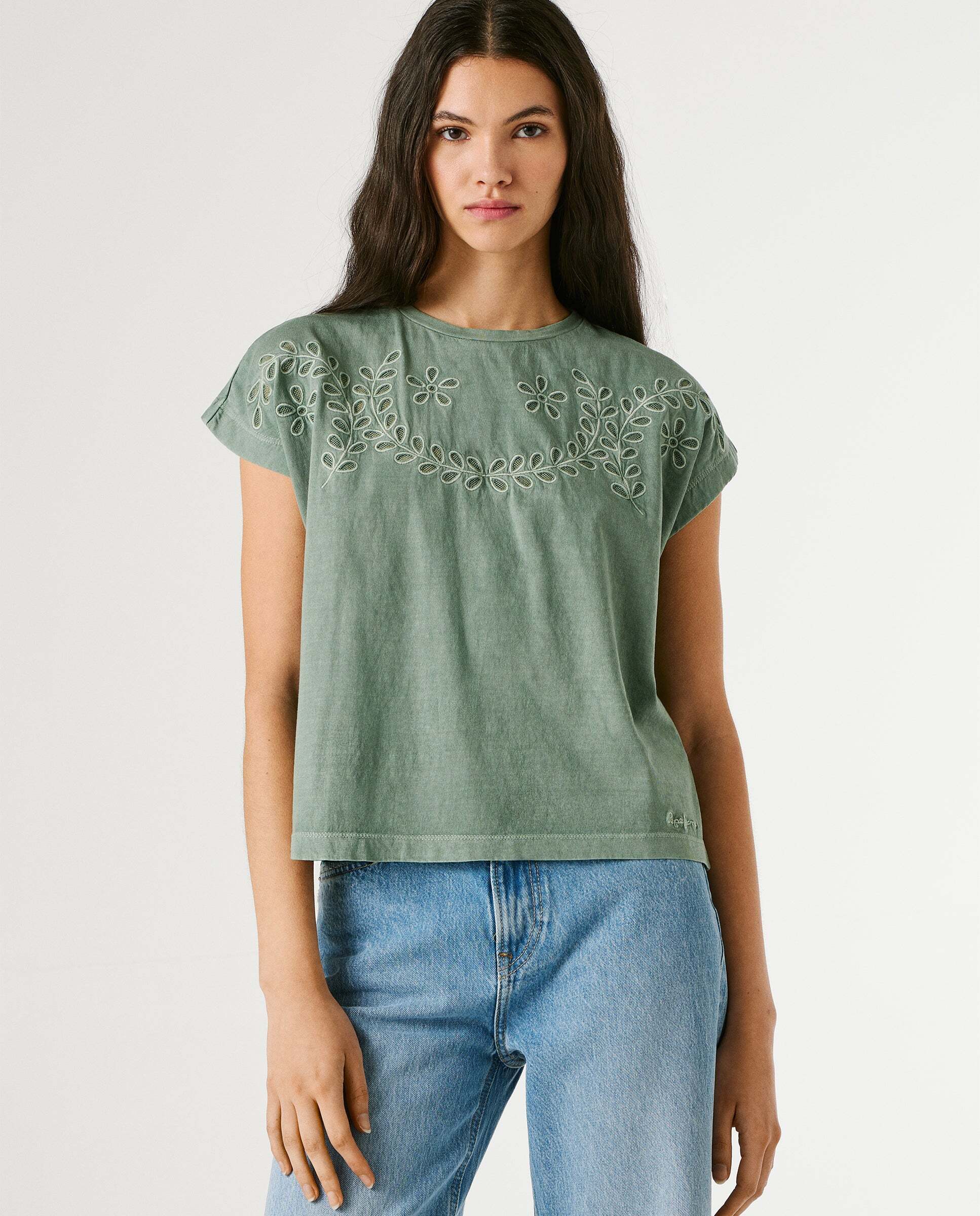 Pepe Jeans - Camiseta de mujer detalles calados florales.