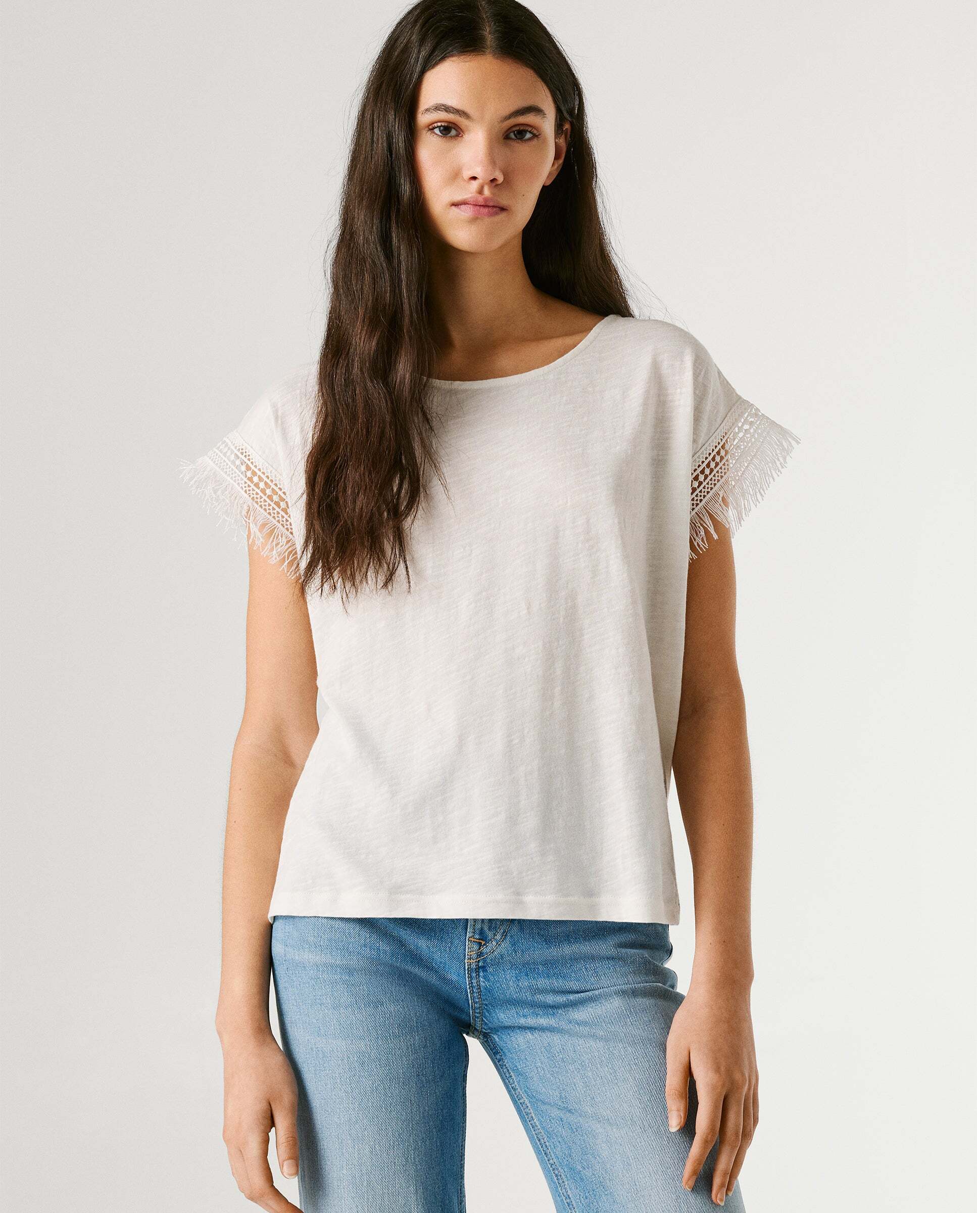 Pepe Jeans - Camiseta de mujer cuello redondo con flecos.