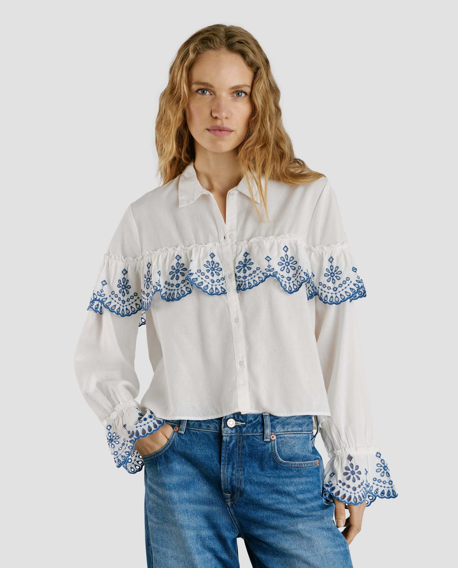 Pepe Jeans - W11 - camisa de mujer con volantes bordados.