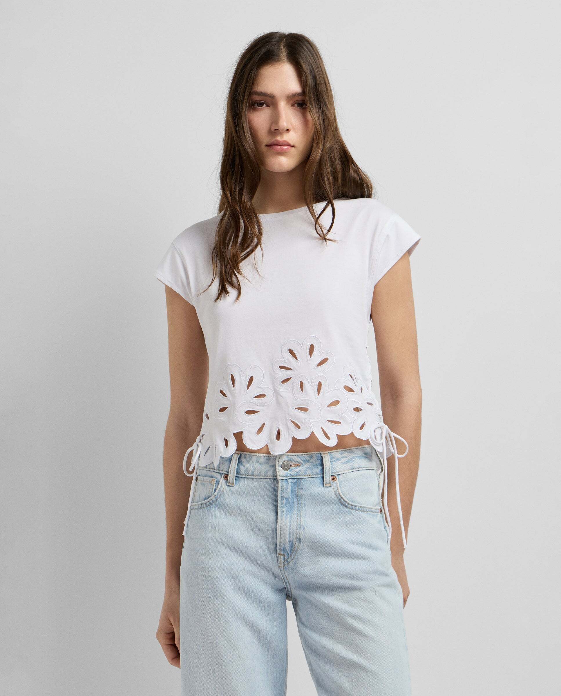 Pepe Jeans - W11 - camiseta de mujer con flores caladas.
