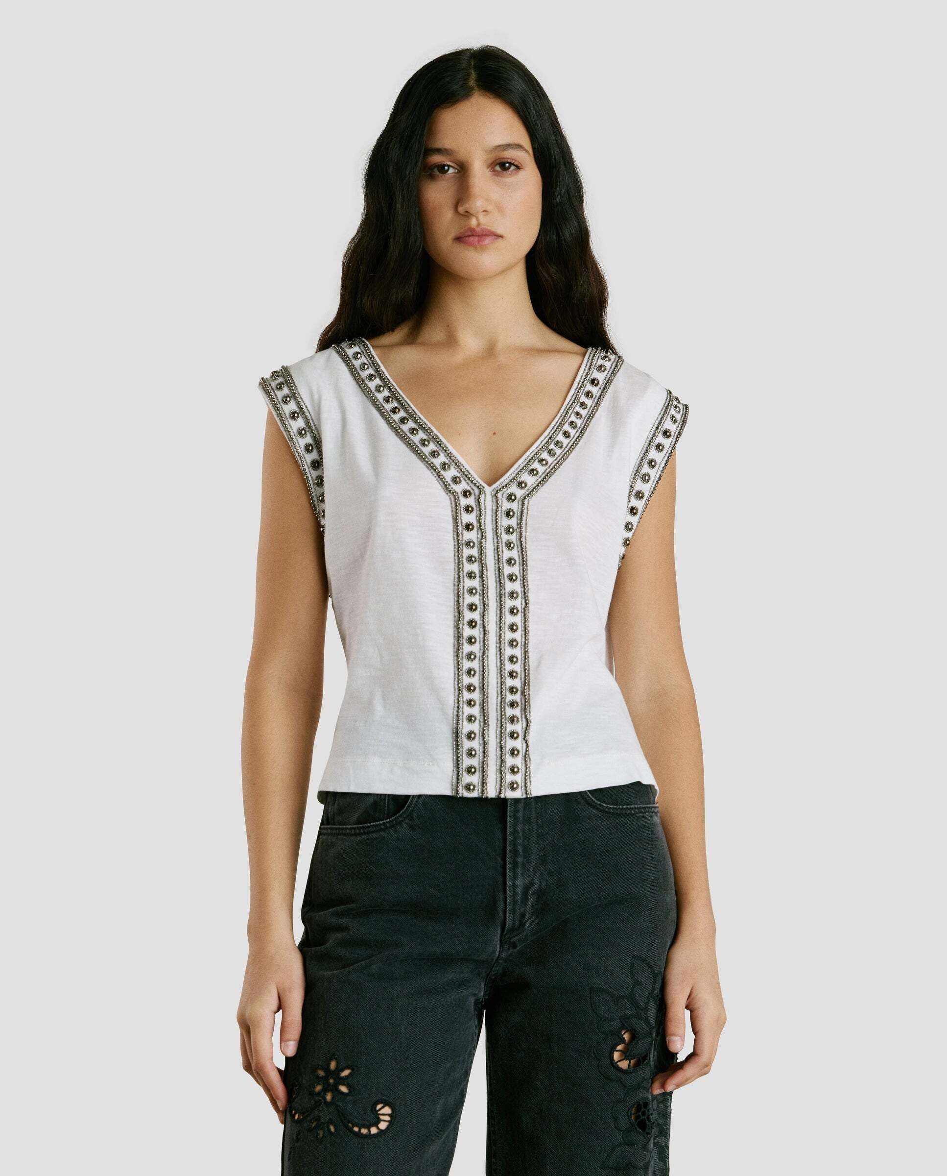Pepe Jeans - W11 - camiseta de mujer con cuello de pico con tachuelas.
