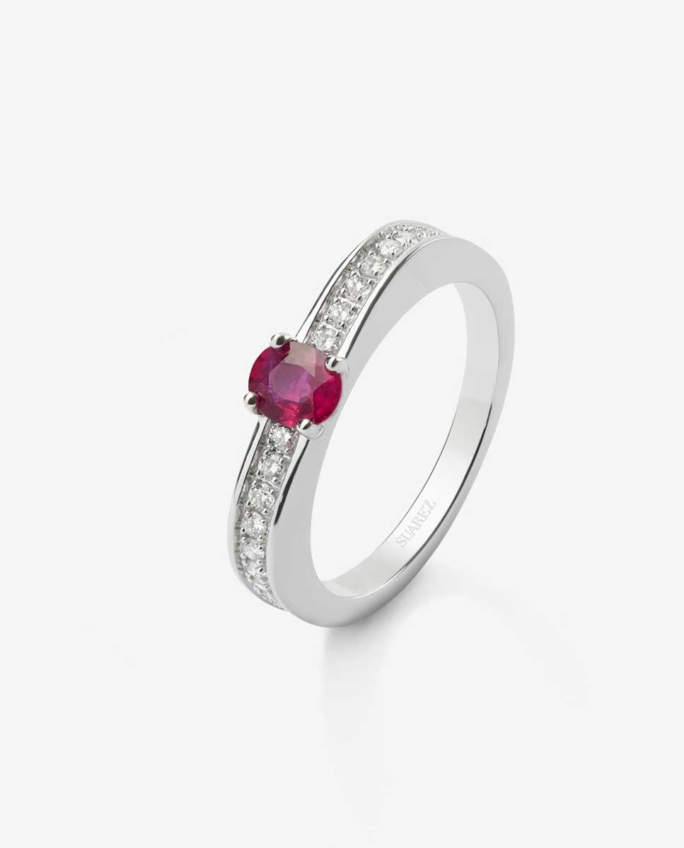 Anillo de oro blanco de 18K con rubí rojo y diamantes Rojo-1