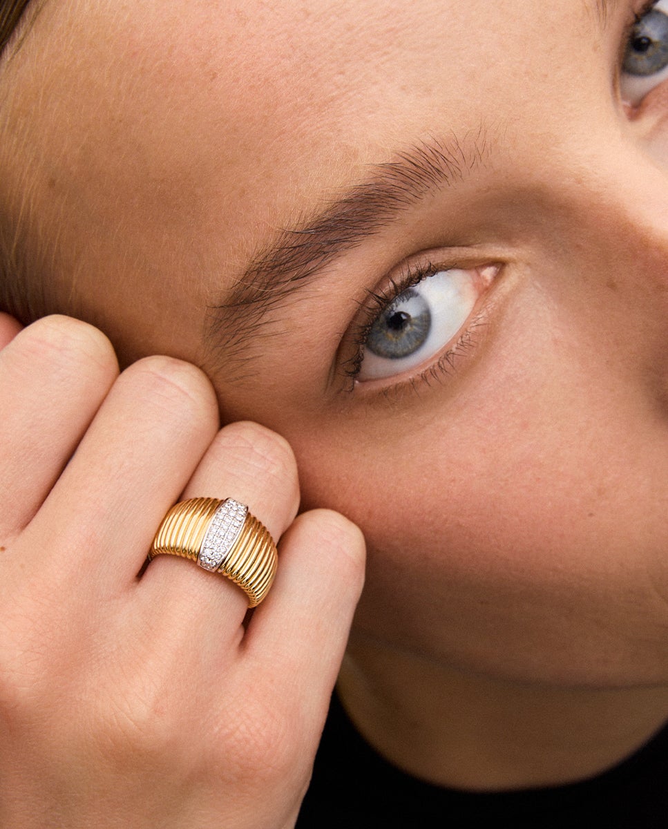 Anillo gallonado de oro blanco y amarillo de 18k con pavé de diamantes en talla brillante con un total de 0,19 cts - SUAREZ - Blanco Blanco-2