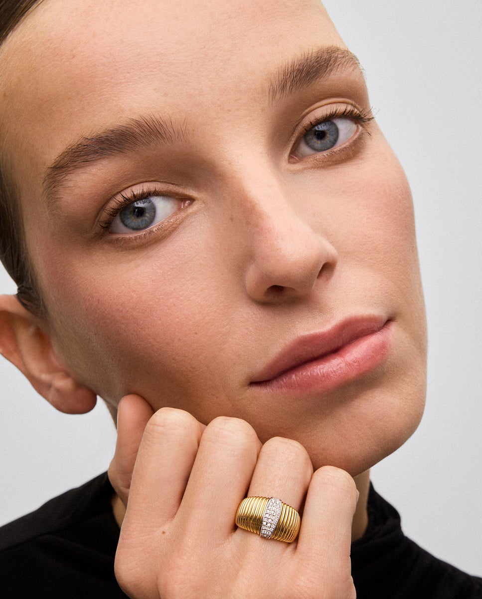 Anillo gallonado de oro blanco y amarillo de 18k con pavé de diamantes en talla brillante con un total de 0,19 cts - SUAREZ - Blanco Blanco-4