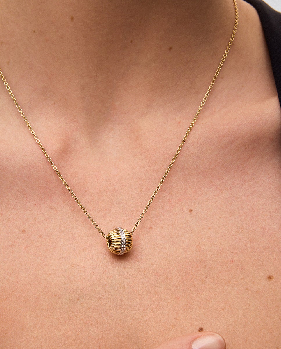 Colgante gallonado de oro blanco y amarillo de 18k con pavé de diamantes en talla brillante con un total de 0,19 cts - SUAREZ - Blanco Blanco-2