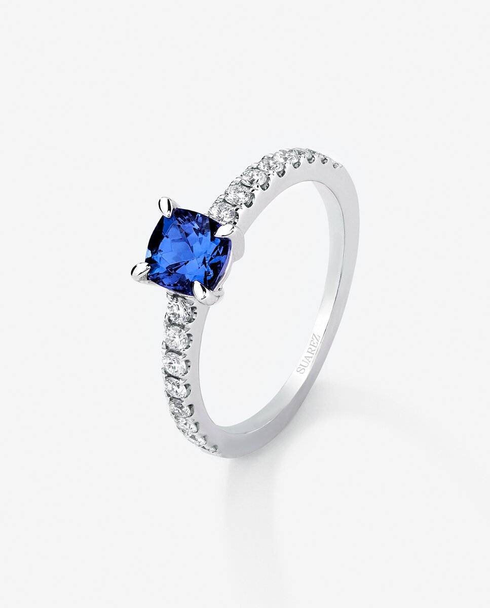 Imagen 0 de Anillo con piedras de oro blanco de 18K con tanzanita morada Morado