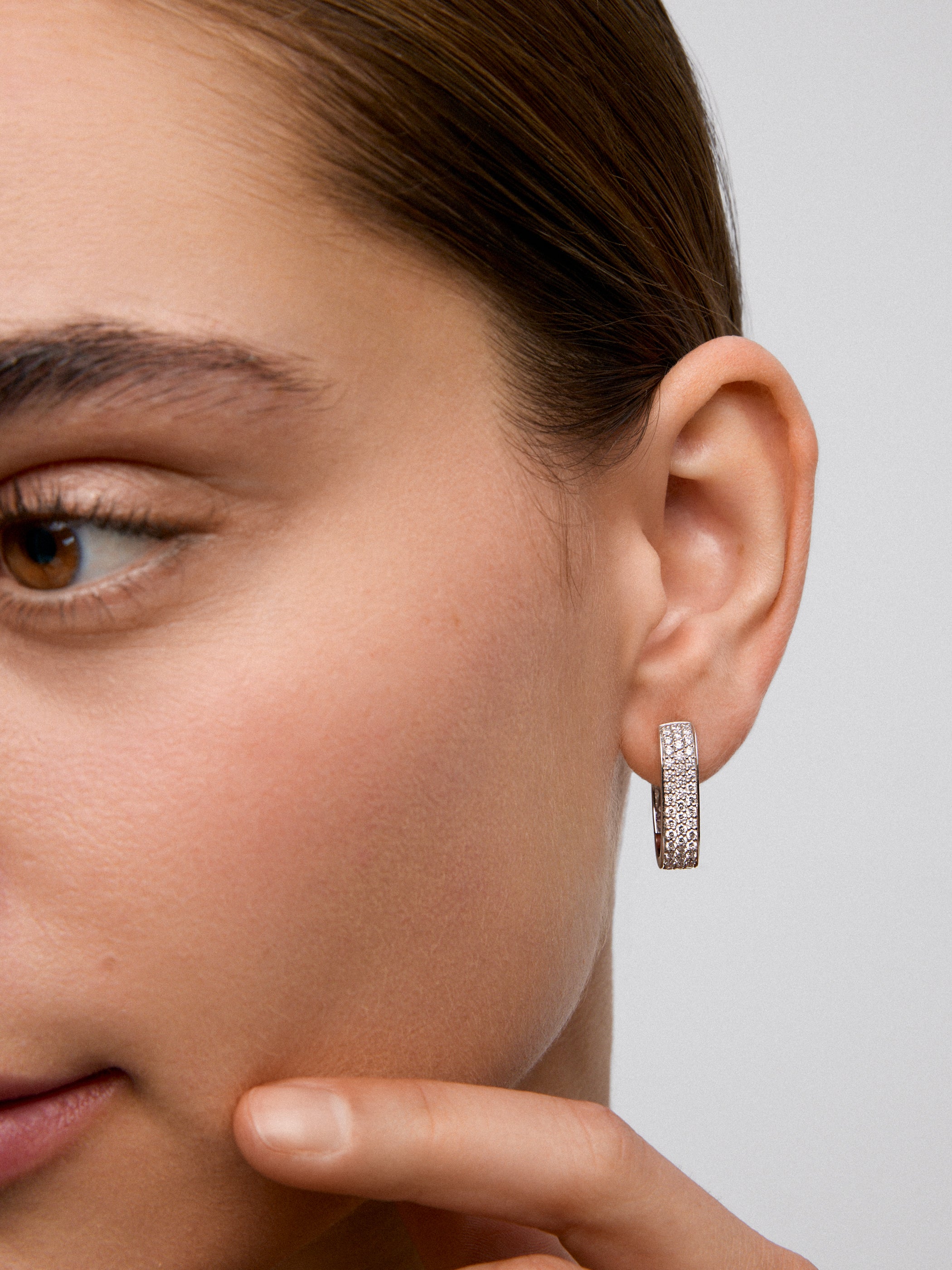 Pendientes de oro blanco de 18k con pavé de diamantes en talla brillante - SUAREZ - Blanco Blanco-4