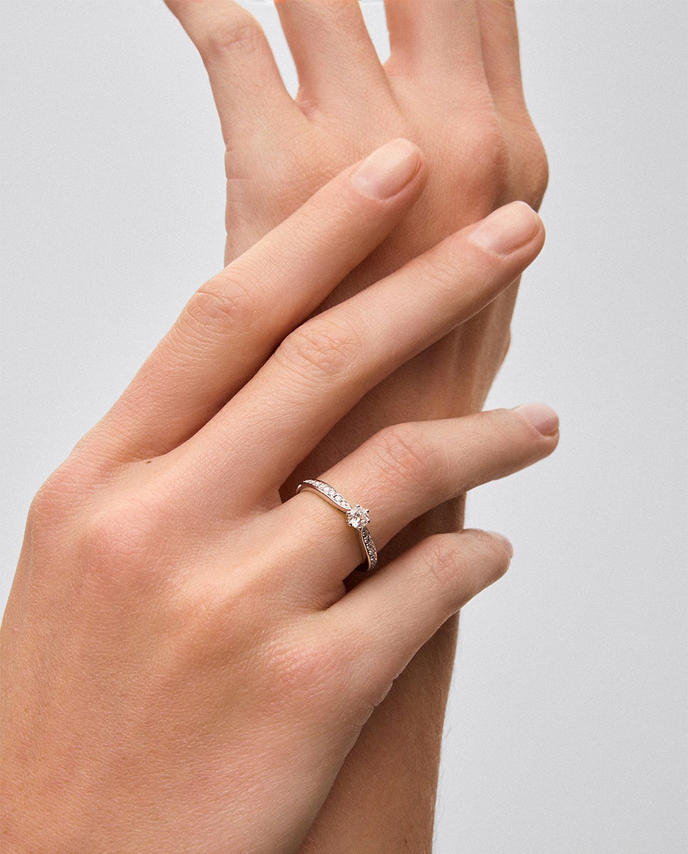 Anillo solitario de oro de 18K con diamante central en talla brillante de 0,25 cts y diamantes en talla brillante con un total de 0,13 cts - SUAREZ - Blanco Blanco-4