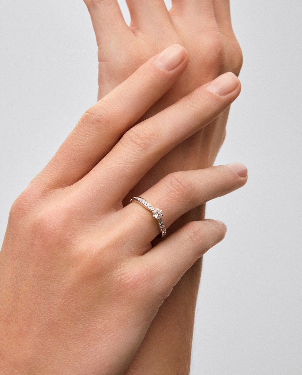 Anillo solitario 3006 de oro de 18k con diamante central en talla brillante de 0,25 cts y diamantes en talla brillante con un total de 0,13 cts - SUAREZ - Blanco Blanco-4