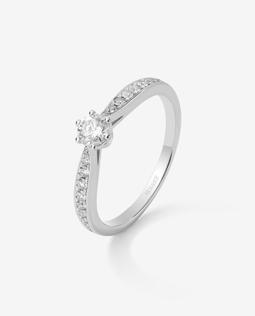 Imagen 0 de Anillo solitario de oro blanco de 18K con diamante central en talla brillante de 0,25 cts y diamantes en talla brillante con un total de 0,13 cts