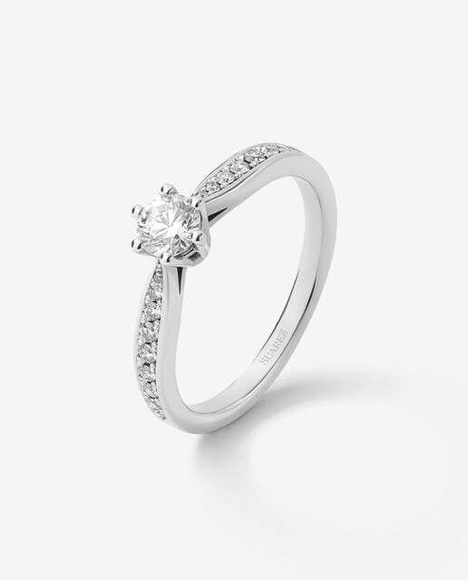 Imagen 0 de Anillo solitario de oro blanco de 18K con diamante central en talla brillante de 0,30 cts y diamantes en talla brillante con un total de 0,15 cts