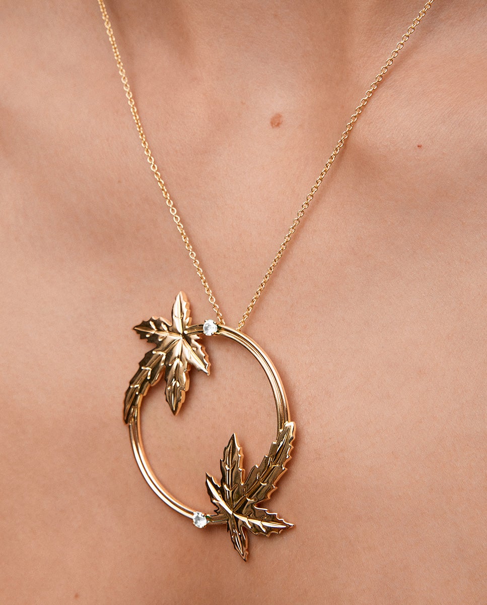 Colgante de oro amarillo de 18k con dos diamantes en talla brillante con un total de 0,33 cts y forma de hojas de arce - SUAREZ - Blanco Blanco-4