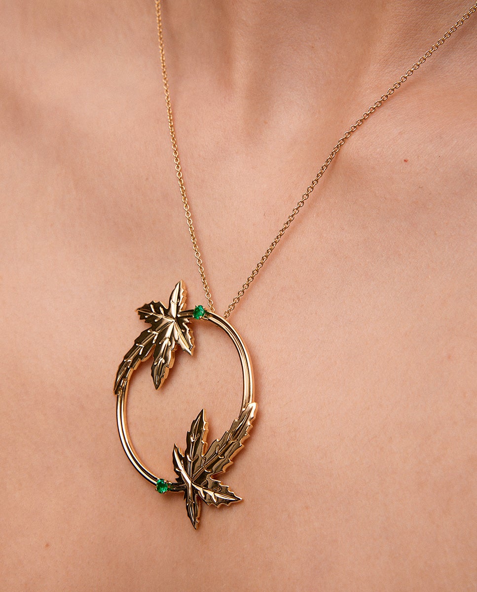 Colgante de oro amarillo de 18k con dos esmeraldas en talla brillante con un total de 0,29 cts y forma de hojas de arce - SUAREZ - Blanco / Verde Blanco / Verde-4