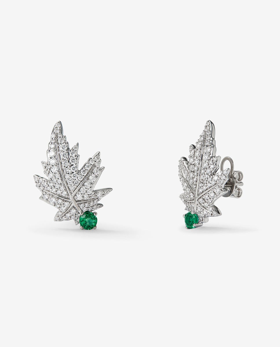 Pendientes de oro blanco de 18k con 2 esmeraldas centrales con un total de 0,28 cts, pavé de diamantes y forma de hoja de arce - SUAREZ - Blanco / Verde Blanco / Verde-1