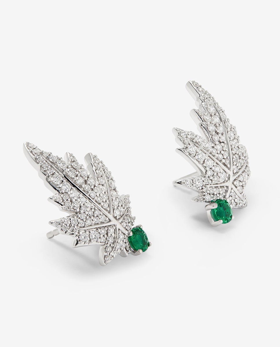 Pendientes de oro blanco de 18k con 2 esmeraldas centrales con un total de 0,28 cts, pavé de diamantes y forma de hoja de arce - SUAREZ - Blanco / Verde Blanco / Verde-3