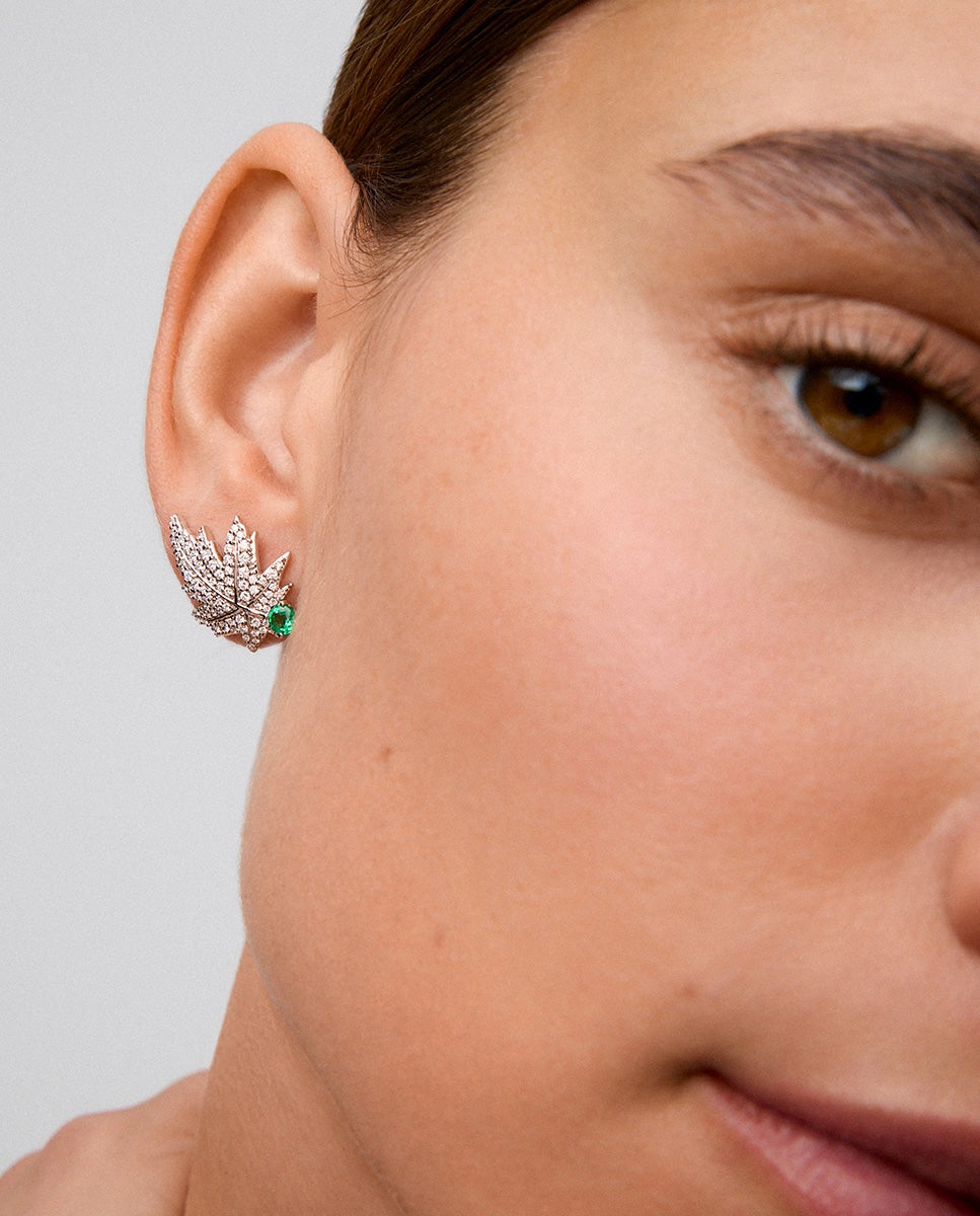 Pendientes de oro blanco de 18k con 2 esmeraldas centrales con un total de 0,28 cts, pavé de diamantes y forma de hoja de arce - SUAREZ - Blanco / Verde Blanco / Verde-4