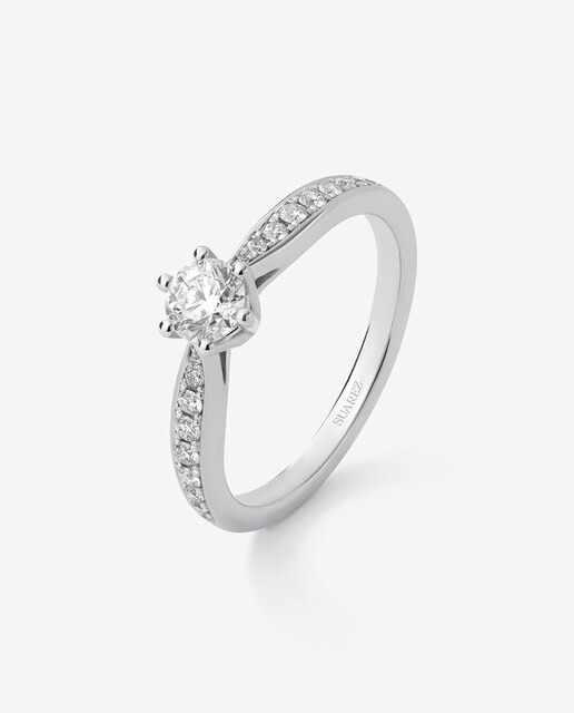 Imagen 0 de Anillo solitario de oro blanco de 18K con diamante central en talla brillante de 0,40 cts y diamantes en talla brillante con un total de 0,18 cts